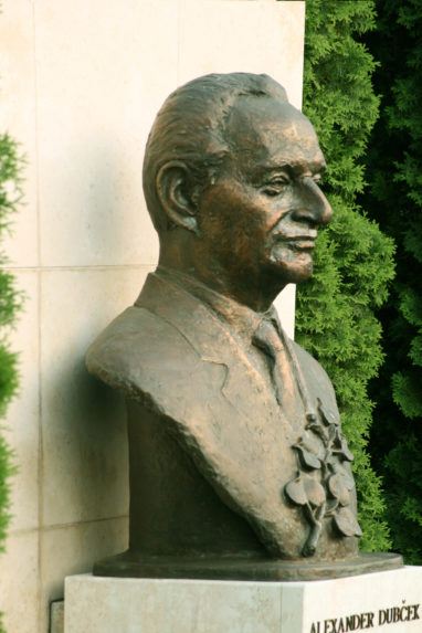 Na snímke busta Alexandra Dubčeka, ktorú v roku 2002 slávnostne odhalili na rovnomennom námestí pred budovou Národnej rady Slovenskej republiky (NRSR) v Bratislave.