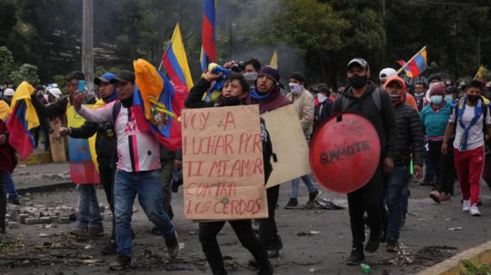 Demonštrant drží transparent počas protestu proti vysokým cenám pohonných látok a ekvádorskému prezidentovi Guillermovi Lassovi v Quite.
