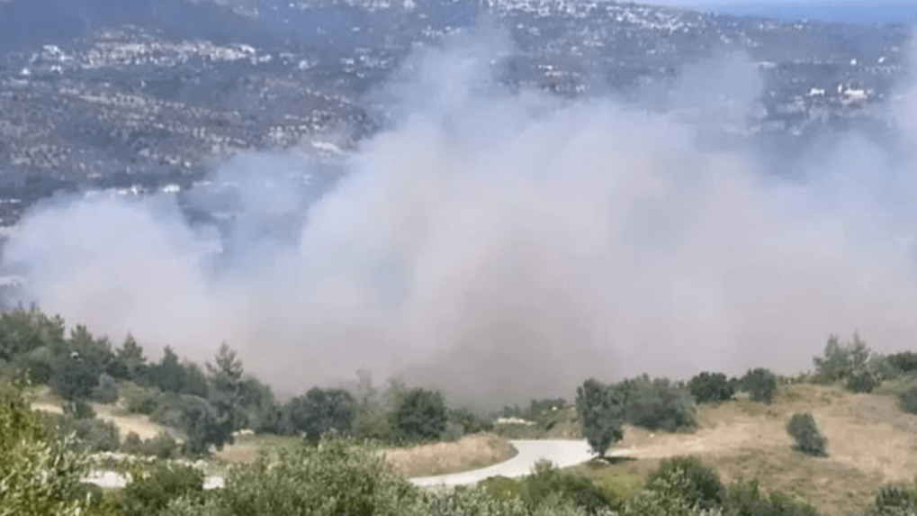 Grécko nasadilo lietadlá a vrtuľníky na zastavenie lesných požiarov