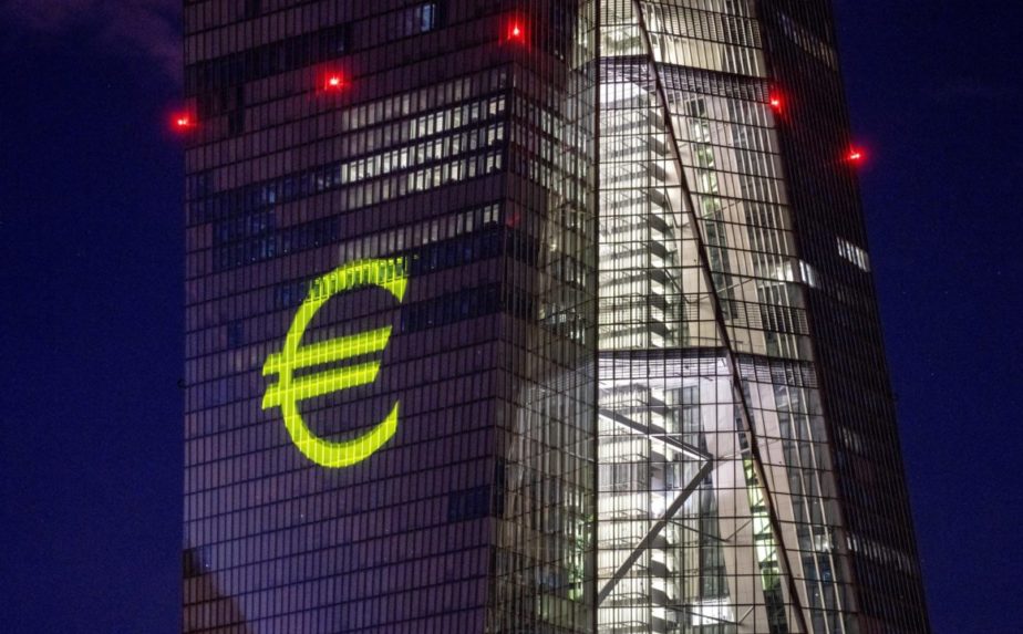 Euro trhá mínusové rekordy