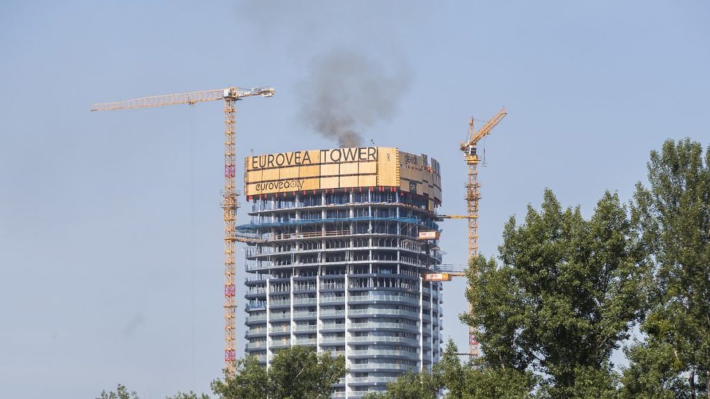 V Bratislave horí strecha Eurovea Tower, na mieste sú hasiči