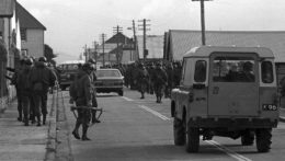 Na snímke vojaci argentínskej armády v hlavnom meste Falklandských ostrovov Stanley po invázii na súostrovie.