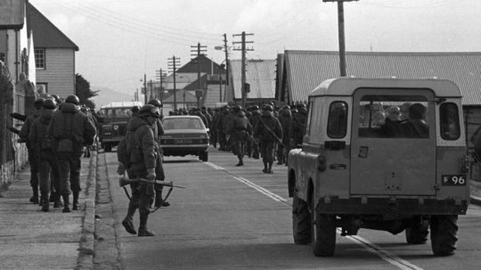 Na snímke vojaci argentínskej armády v hlavnom meste Falklandských ostrovov Stanley po invázii na súostrovie.