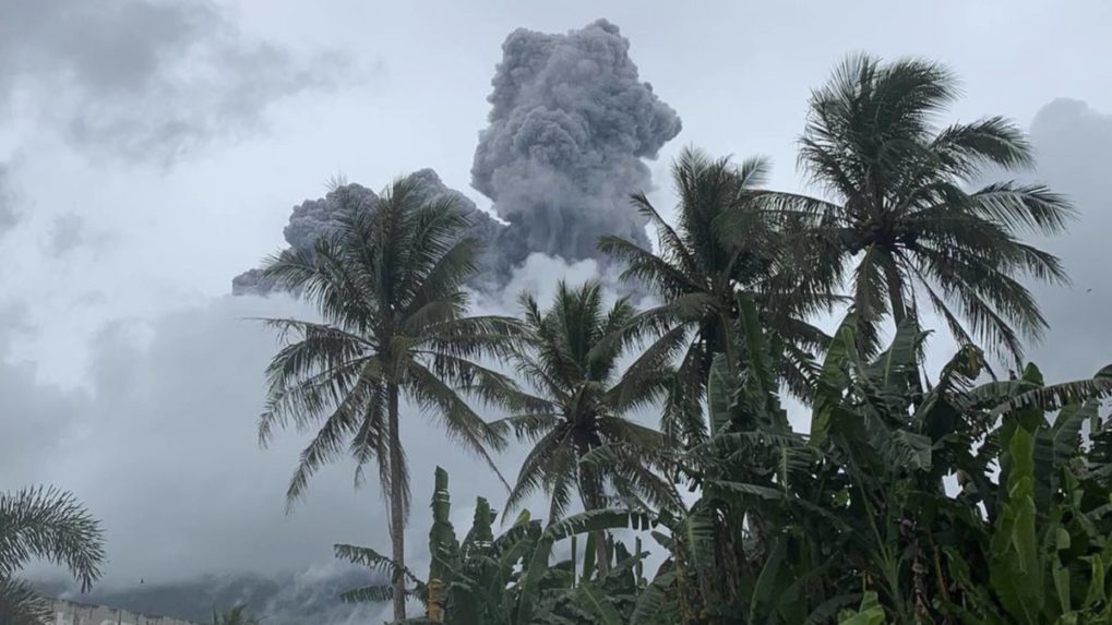 Filipínska sopka Bulusan začala chrliť popol, môžu nasledovať erupcie
