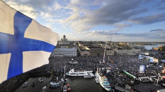 fínska vlajka v Helsinkách.