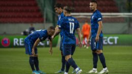 Na snímke slovenskí futbalisti smútia po prehre v zápase druhého kola tretej skupiny C-divízie Ligy národov vo futbale Slovensko - Kazachstan.