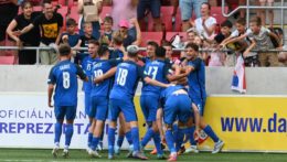 Slovenskí futbalisti sa tešia po strelení gólu počas zápasu Majstrovstiev Európy hráčov do 19 rokov Slovensko - Rumunsko