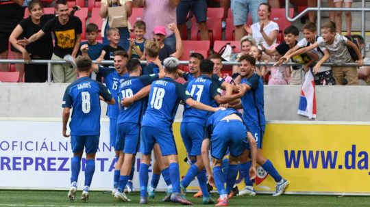 Slovenskí futbalisti sa tešia po strelení gólu počas zápasu Majstrovstiev Európy hráčov do 19 rokov Slovensko - Rumunsko