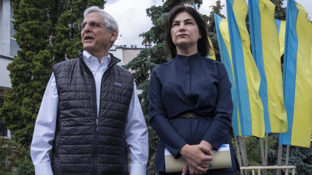 Minister spravodlivosti USA: Kyjevu pomôžeme vypátrať vojnových zločincov