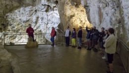 Na snímke si návštevníci prezerajú Harmaneckú jaskyňu .