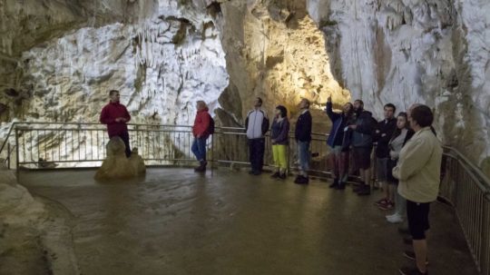 Na snímke si návštevníci prezerajú Harmaneckú jaskyňu .