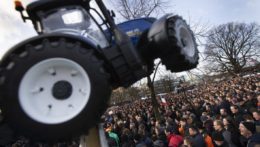 Farmári protestujú v Haagu proti krokom vládny znížiť uhlíkové emisie a emisie oxidov dusíka.