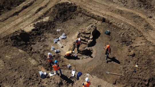 Na snímke archeológovia pracujú na mieste nálezu vykopávok v Holandsku
