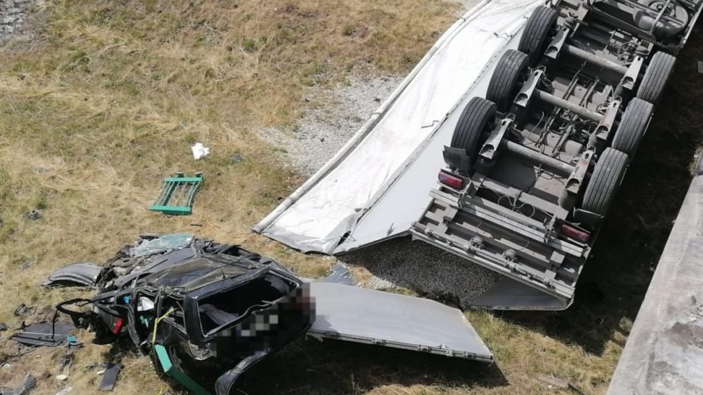Dopravná nehoda pri Trnave: Kamión strhol auto z mosta, dvaja ľudia zomreli
