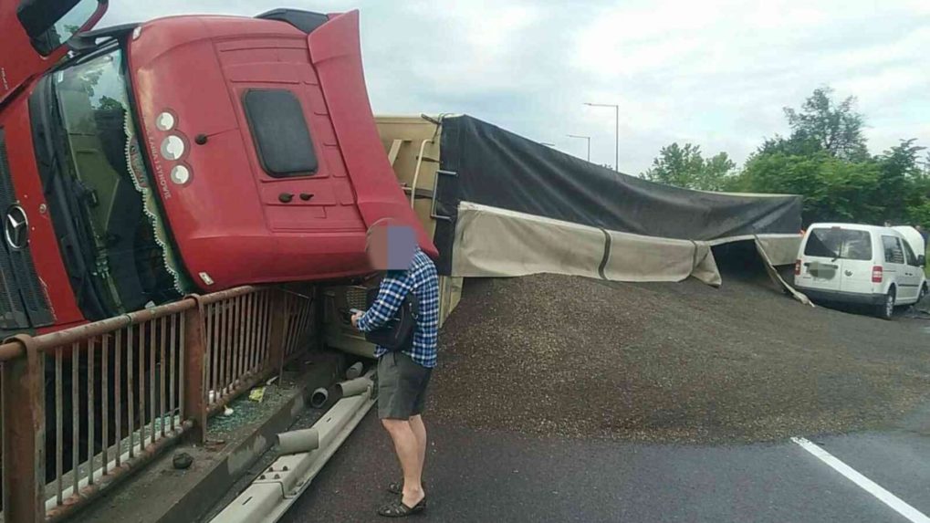 Po nehode kamióna sa na ceste pri Žiline rozsypala slnečnica