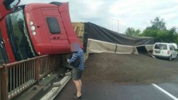 nehoda kamióna a rozsypaná slnečnica