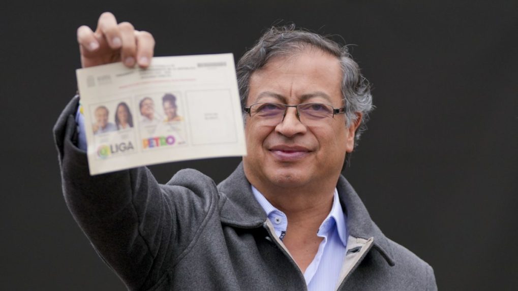 Kolumbijčania si zvolili nového prezidenta, bude ním ľavičiar Gustavo Petro