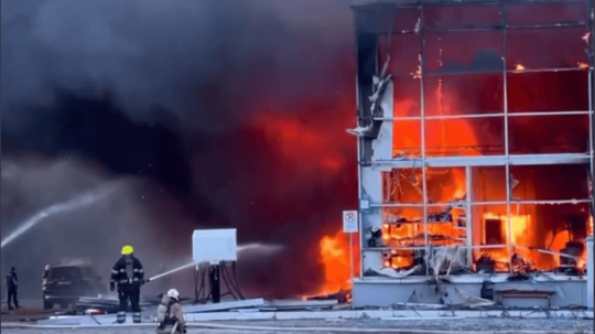Požiar po útoku na obchodné centrum v ukrajinskom meste Kremenčuk v Poltavskej oblasti.