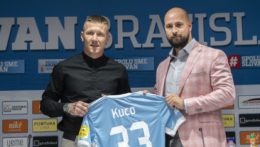 Nový hráč ŠK Slovan Juraj Kucka a Ivan Kmotrík ml