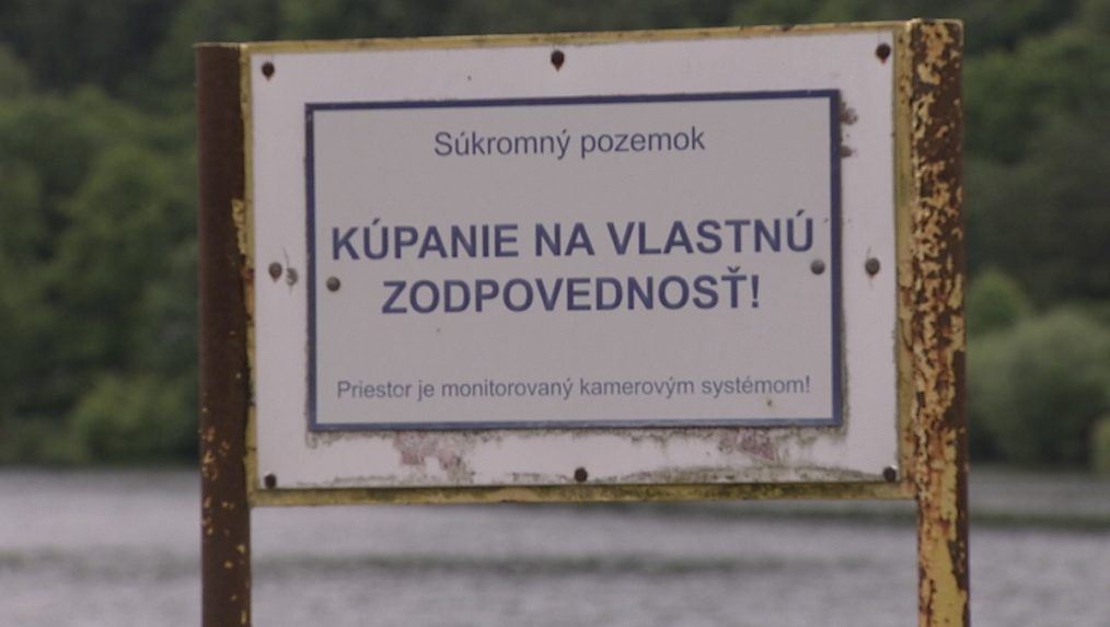 Ľudia často porušujú zákaz kúpania v jazerách, hygienici varujú pred možnou nákazou