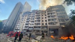 Rakety zasiahli obytný dom v Kyjeve.