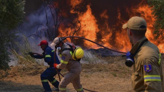 Hasiči hasia lesný požiar pri mestečku Olympia na západe Grécka v auguste 2021.