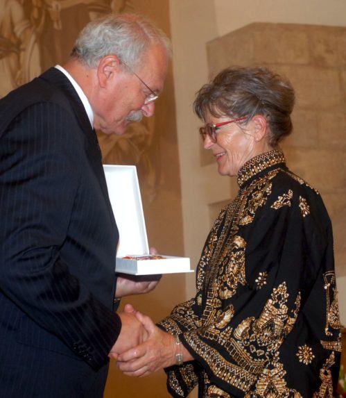 Na archívnej snímke z roku 2007 Ľudmila Cvengrošová preberá z rúk prezidenta SR Ivana Gašparoviča Rad Ľudovíta Štúra II. triedy za významné zásluhy v oblasti výtvarného umenia.