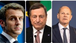 vľavo francúzsky prezident Emmanuel Macron, v strede taliansky premiér Mario Draghi a vpravo nemecký kancelár Olaf Scholz.