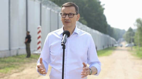 Poľský premiér Mateusz Morawiecki sa prihovára počas inaugurácie plota.