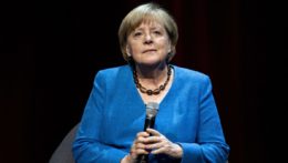 Bývalá nemecká kancelárka Angela Merkelová odpovedá na otázky novinára a spisovateľa Alexandra Osanga počas rozhovoru s mottom "Aká je teda moja krajina?" v Berlíne v utorok 7. júna 2022.