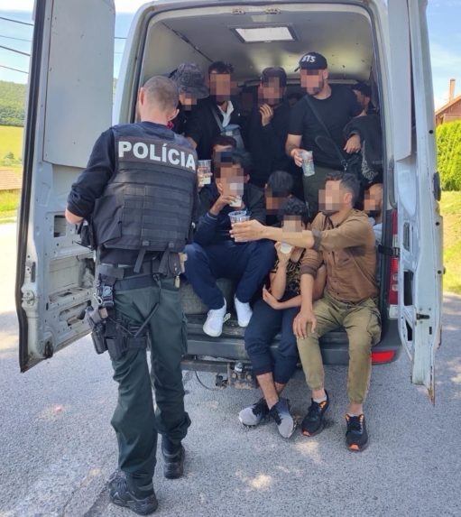 Počas víkendu policajti odhalili vyše 50 nelegálnych migrantov