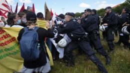 Policajná potýčka s demonštrantmi počas protestu pred stretnutím G7 v nemeckom Mníchove.