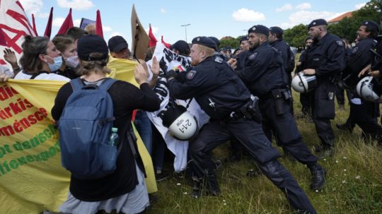 Policajná potýčka s demonštrantmi počas protestu pred stretnutím G7 v nemeckom Mníchove.