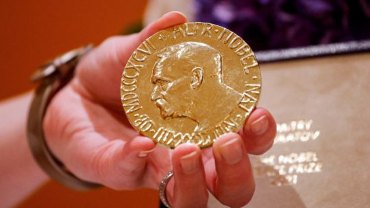 Vydražená zlatá medaila laureáta Nobelovej ceny mieru Dmitrija Muratova.