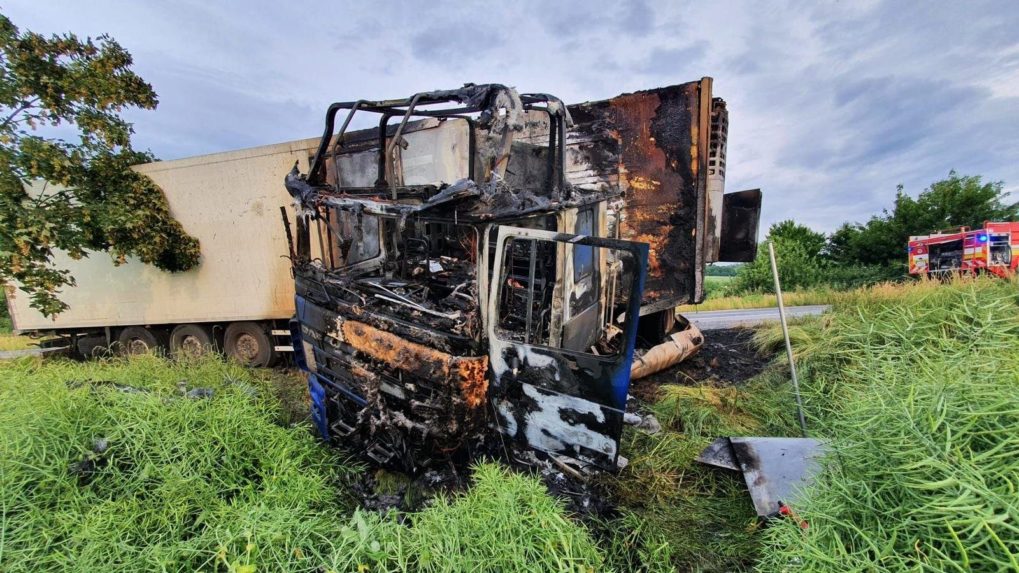 Po nehode v okrese Levice horel kamión, na mieste zomrel jeden človek