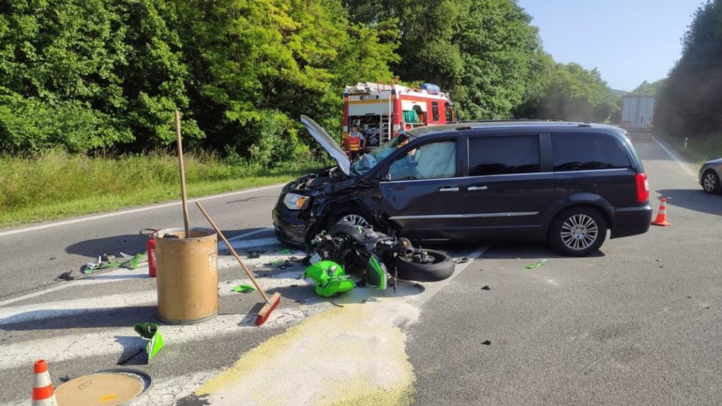V okrese Svidník sa zrazilo auto s motocyklom, motorkár nehodu neprežil