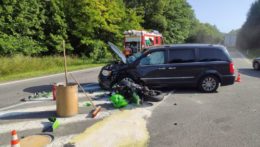 Na snímke rozbitá motorka a auto po nehode v okrese Svidník.