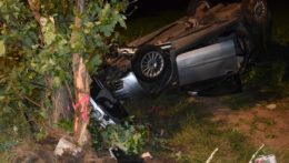Na snímke prevrátené auto po nehode v okrese Partizánske.