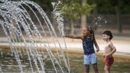 Na snímke sa deti ochladzujú vo fontáne v parku počas horúceho dňa v španielskom Madride.