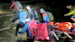 záchranári odvážajú telo Poliaka z Tatier