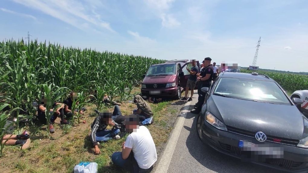Vodič chcel ujsť policajtom, v aute skrýval 16 nelegálnych migrantov