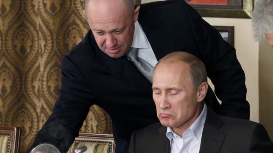 Jevgenij Prigožin servíruje jedlo ruskému prezidentovi Vladimirovi Putinovi.