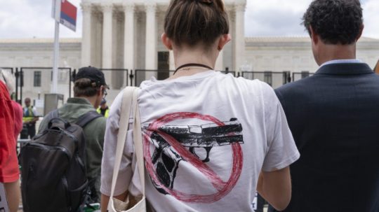 Žena s tričkom k zákazu zbraní pred americkým Najvyšším súdom.