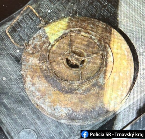 Muž v Seredi vykopal protitankovú mínu a priviezol ju na policajnú stanicu