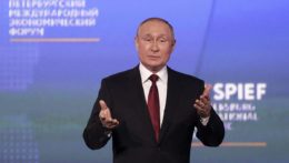 Ruský prezident Vladimir Putin na Medzinárodnom ekonomickom fóre v Petrohrade.