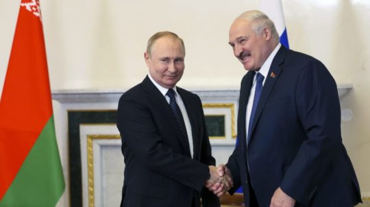 Ruský prezident Vladimir Putin (vľavo) a bieloruský líder Alexandr Lukašenko.