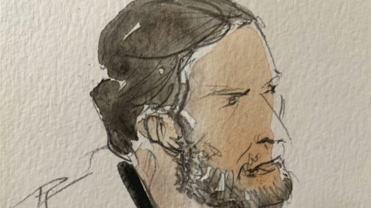 Na umeleckej skici hlavný obžalovaný Salah Abdeslam.