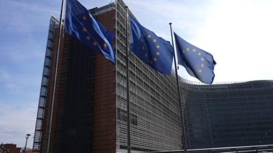 na snímke vejúce vlajky Európskej únie