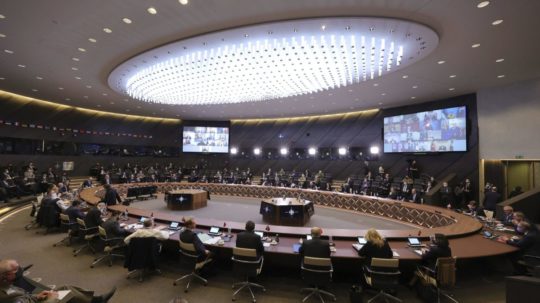 Lídri členských krajín NATO na samite.