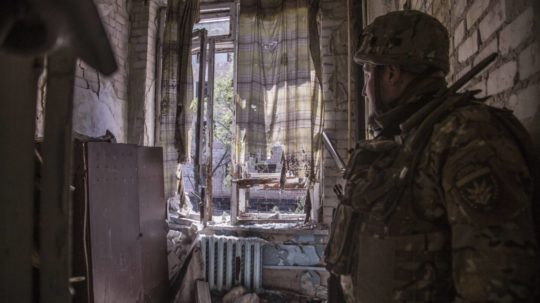 Na snímke ukrajinský vojak počas ťažkých bojov na frontovej línii v Severodonecku.